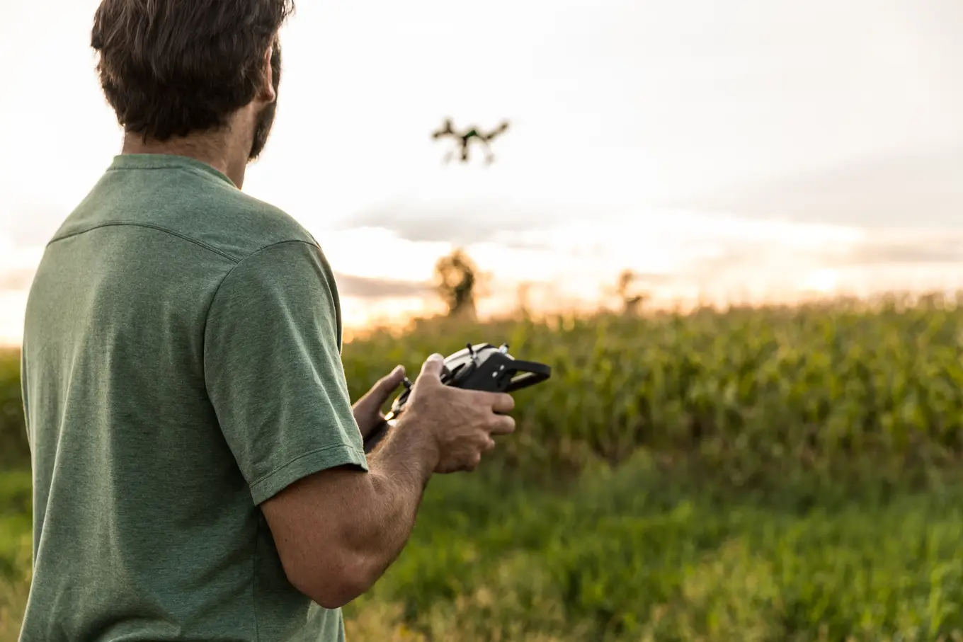 mężczyzna steruje dronem