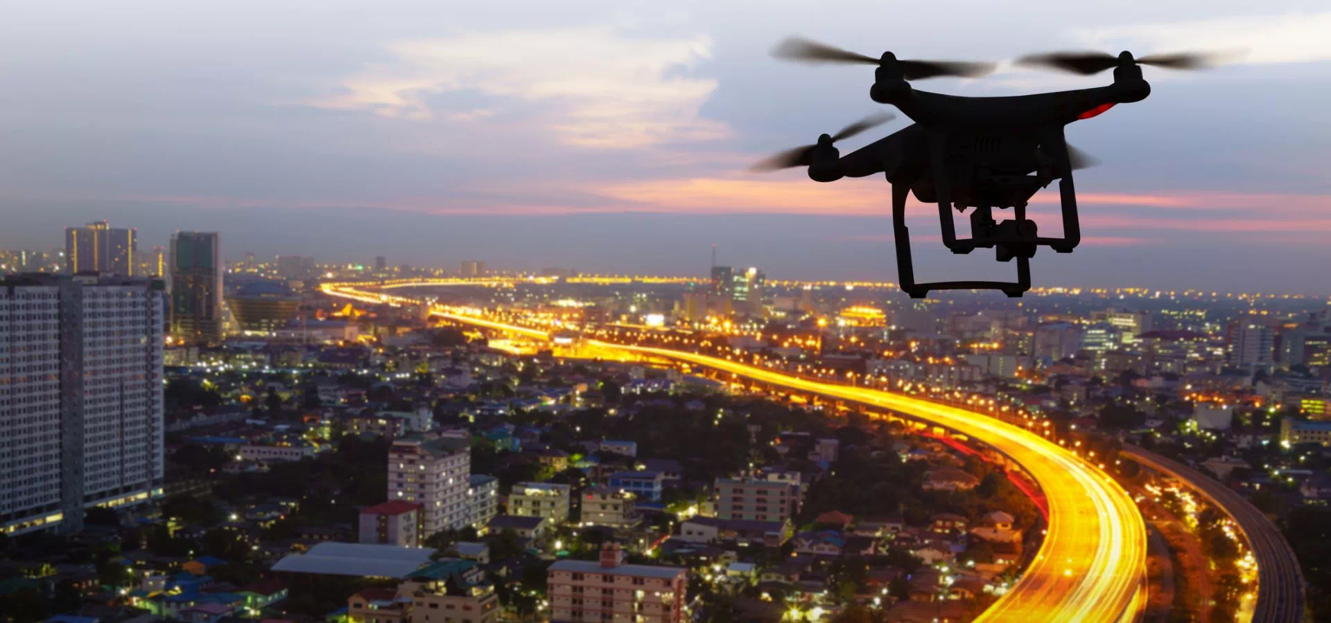 dron nad zatłoczonym miastem